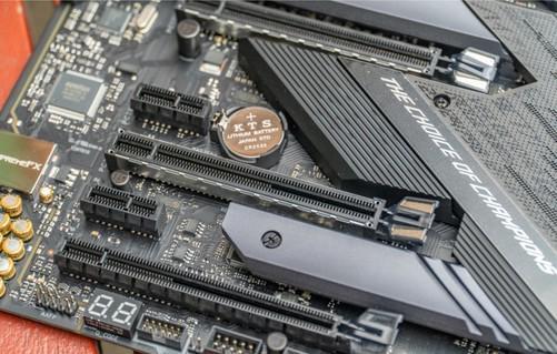 Data center server with PCIe bus architecture and expansion cards